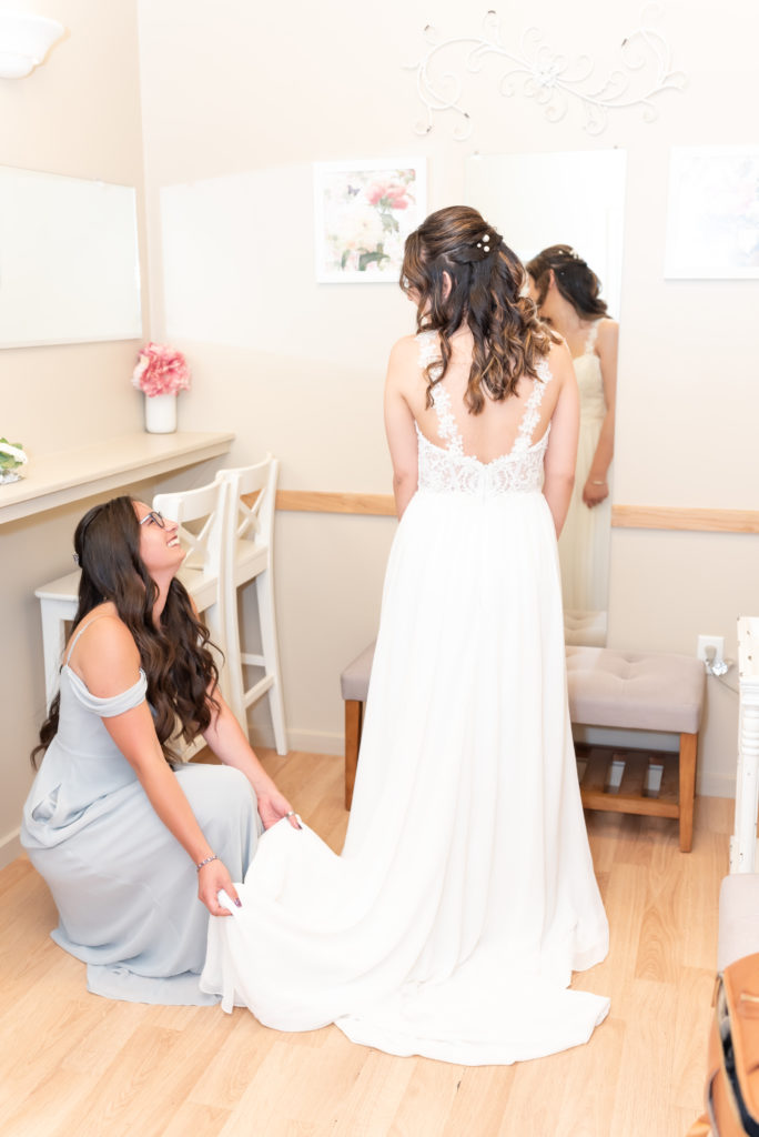 Getting ready with bridesmaids in bridal suite at hudson gardens and event center